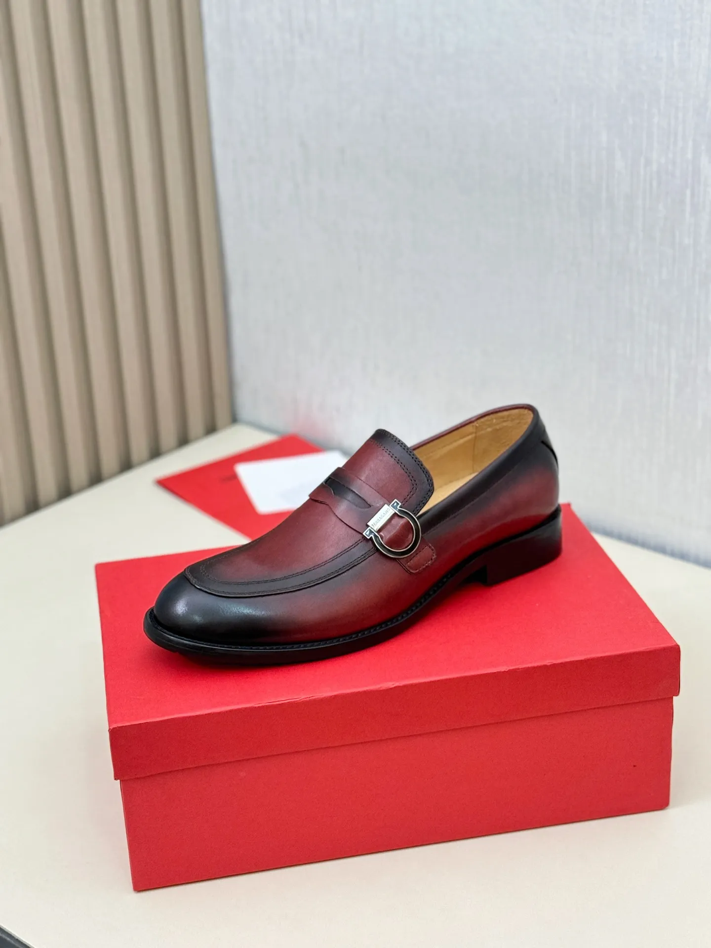 [Ferragamo] P: 560💰 Number of yards: 38~44 (45 orders are non-returnable) Ferragam's new men's formal leather shoes, the fabric is made of imported cowhide, with visible texture, heavy-duty stitching, dyed calfskin inside, standard logo cowhide feet, big-name experience, soft and comfortable on the feet, a men's favorite, special non-slip and wear-resistant rubber soles, easy to handle various occasions, with original box packaging!